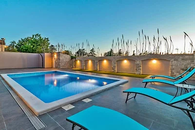 Entspannende Villa in Pula mit privatem Pool