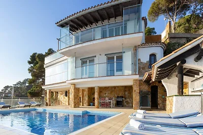 Villa in Cala Canyelles mit Meerblick & Pool