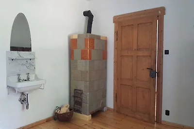 Maison minimaliste près de la forêt