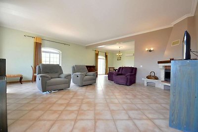 Ferienhaus mit privatem Pool am Ortseingang v...
