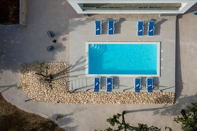 Seaview Villa Deep Green with pool