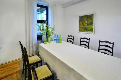 Große Ferienvilla mit Kamin und Garten