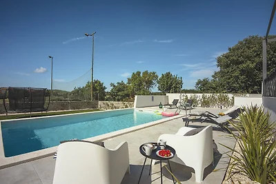 Moderne Villa mit privatem Pool und Terrasse