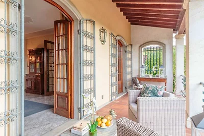 Villa a Lucca con Piscina e Vista Campagna