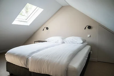 Moderne Luxus-Ökovilla mit Terrasse am Wasser