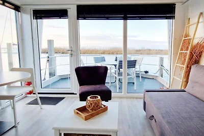 Drijvende lodge met terras in Lelystad