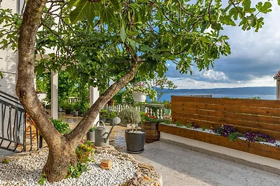 Apartment with swimming pool and sea view