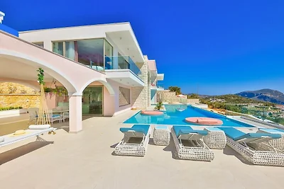 Villa in Kalkan mit Schwimmbecken