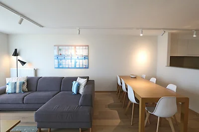 Modern toevluchtsoord met zeezicht en balkon