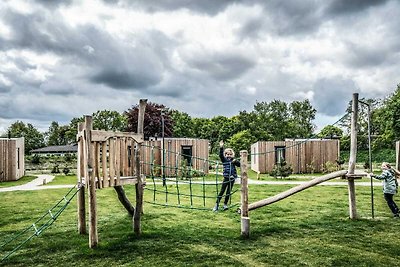 Kinderhütte mit Geschirrspüler in einem Ferie...