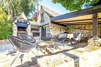Steinhaus mit Pool und Garten