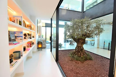 Villa in Buger mit Dachterrasse, Pool und...