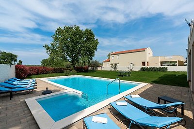 Luxusvilla mit Swimmingpool und Sauna