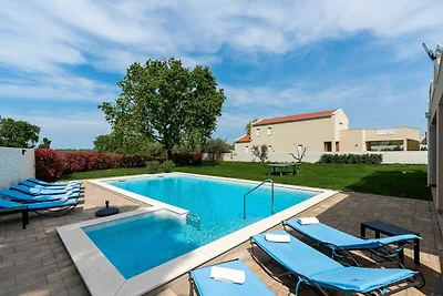 Luxusvilla mit Swimmingpool und Sauna