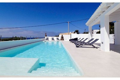 Charmante villa avec piscine privée surplomba...