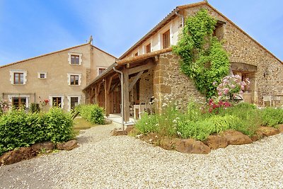 Ruhig gelegenes Ferienhaus in Roussines mit...
