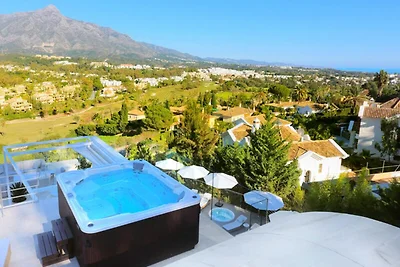 Villa in Nueva Andalucía mit Infinity-Pool