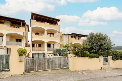 Zwembad condivisa en ampio spazio esterno...