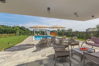 Villa in Novigrad mit Schwimmbecken