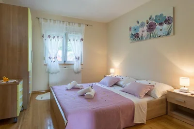 Six Bedroom Holiday House With Pool