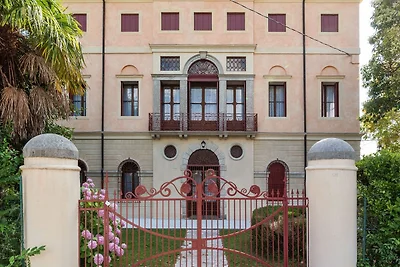 Moderna casa vacanze a Romano con giardino