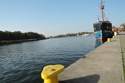 Luxuriöse Häuser am Wasser, nah am Meer.