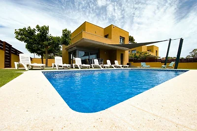 Haus mit großem Garten und privatem Pool
