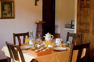 Steinhaus Zoya am Flussufer mit Talblick