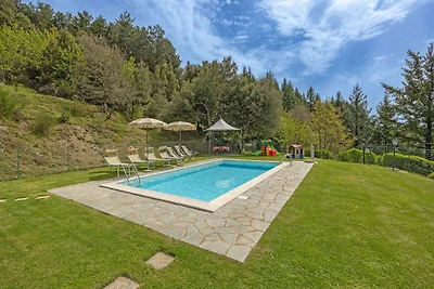 Omringd door groene Toscaanse heuvels