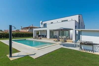 Villa in Nova Vas mit Schwimmbecken