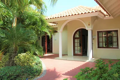 Moderne Villa nahe dem Strand von Mambo mit p...