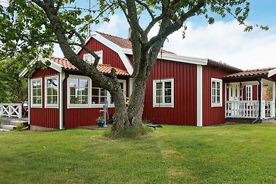 6 Personen Ferienhaus in BLOMSTERMÅLA
