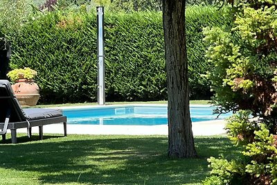 Villa seducente sulle colline toscane con...