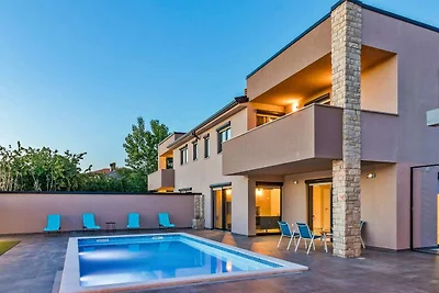 Entspannende Villa in Pula mit privatem Pool