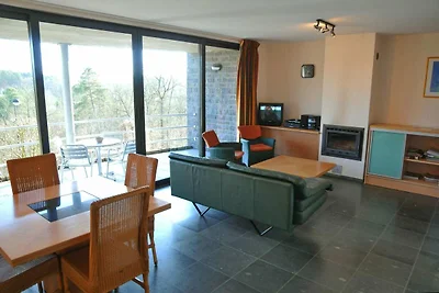 Modernes Haus im Erdgeschoss mit Terrasse
