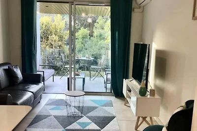 Moderne 2P-Wohnung, Pool, Parkplatz, neu