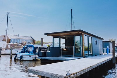 Gemütliches Hausboot am Rande des Yachthafens