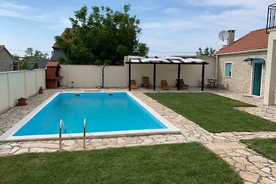 Attraente casa vacanze a Zara con piscina...