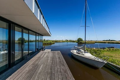Woonboot in Goengahuizen met sauna