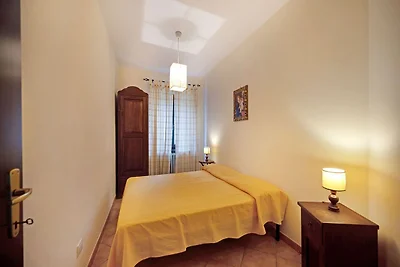 Grande casale in pietra in piccolo borgo...