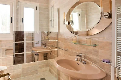 Haus in Plomeur mit Pool und Garten