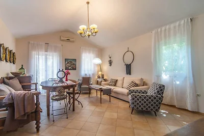 Casa vacanze convenzionale a Umago con piscin...
