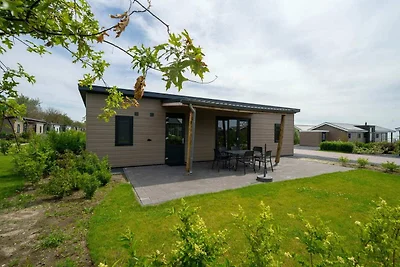 Modern chalet met afwasmachine, aan het...
