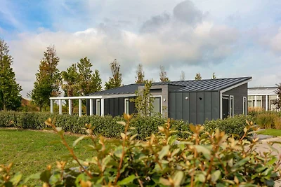 Modernes Chalet mit dekorativem Kamin in...