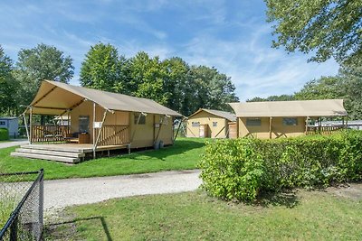 Bella tenda safari con bagno, in un parco vac...