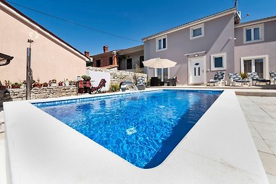 Modernes und geräumiges Ferienhaus mit Pool f...