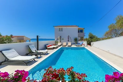 Villa Nea Leona