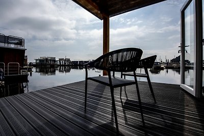 Moderne woonboot met uitzicht op het meer