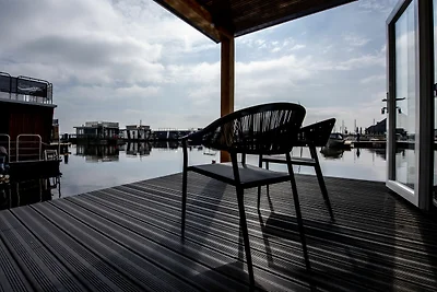Modernes Hausboot mit Blick auf den See