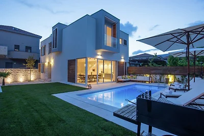 Luxuriöse Villa mit privatem Pool und Garten